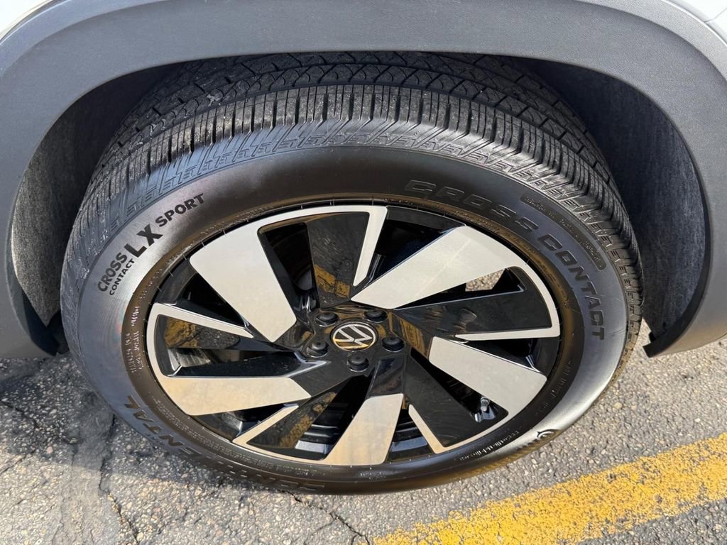Certified 2025 Volkswagen Atlas Cross Sport SE image 7