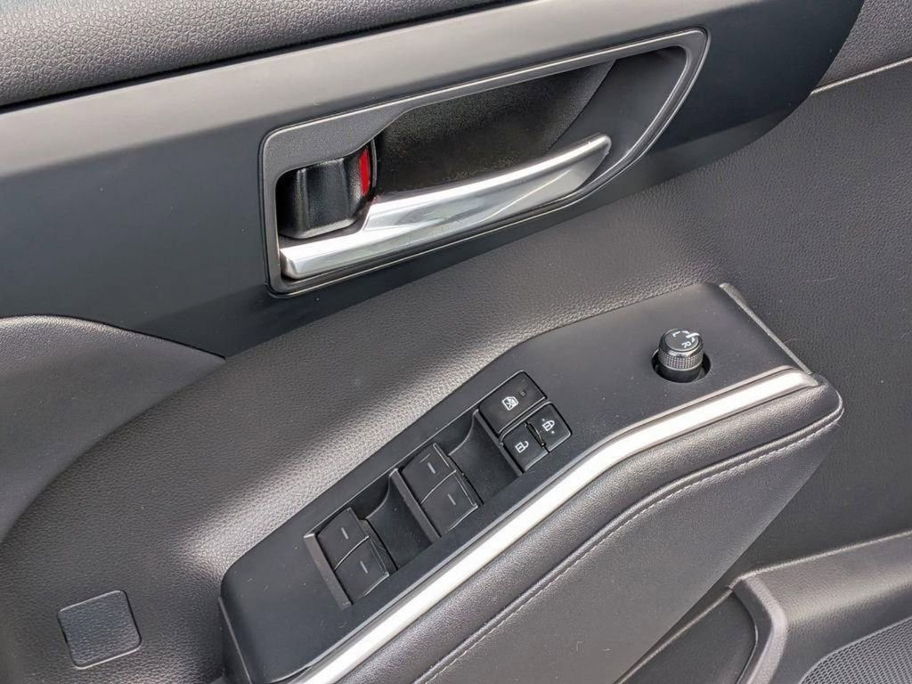 Used 2023 Toyota Highlander XLE AWD/4WD image 13