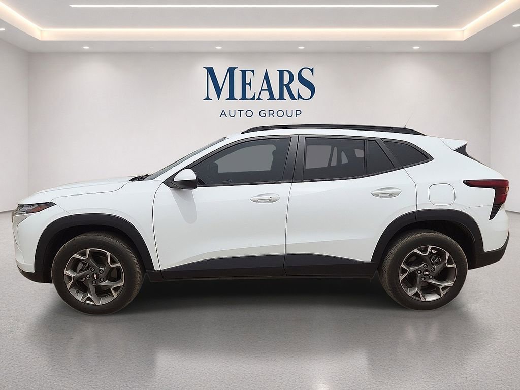Used 2025 Chevrolet Trax LT w/ Driver Confidence Package FWD image 2