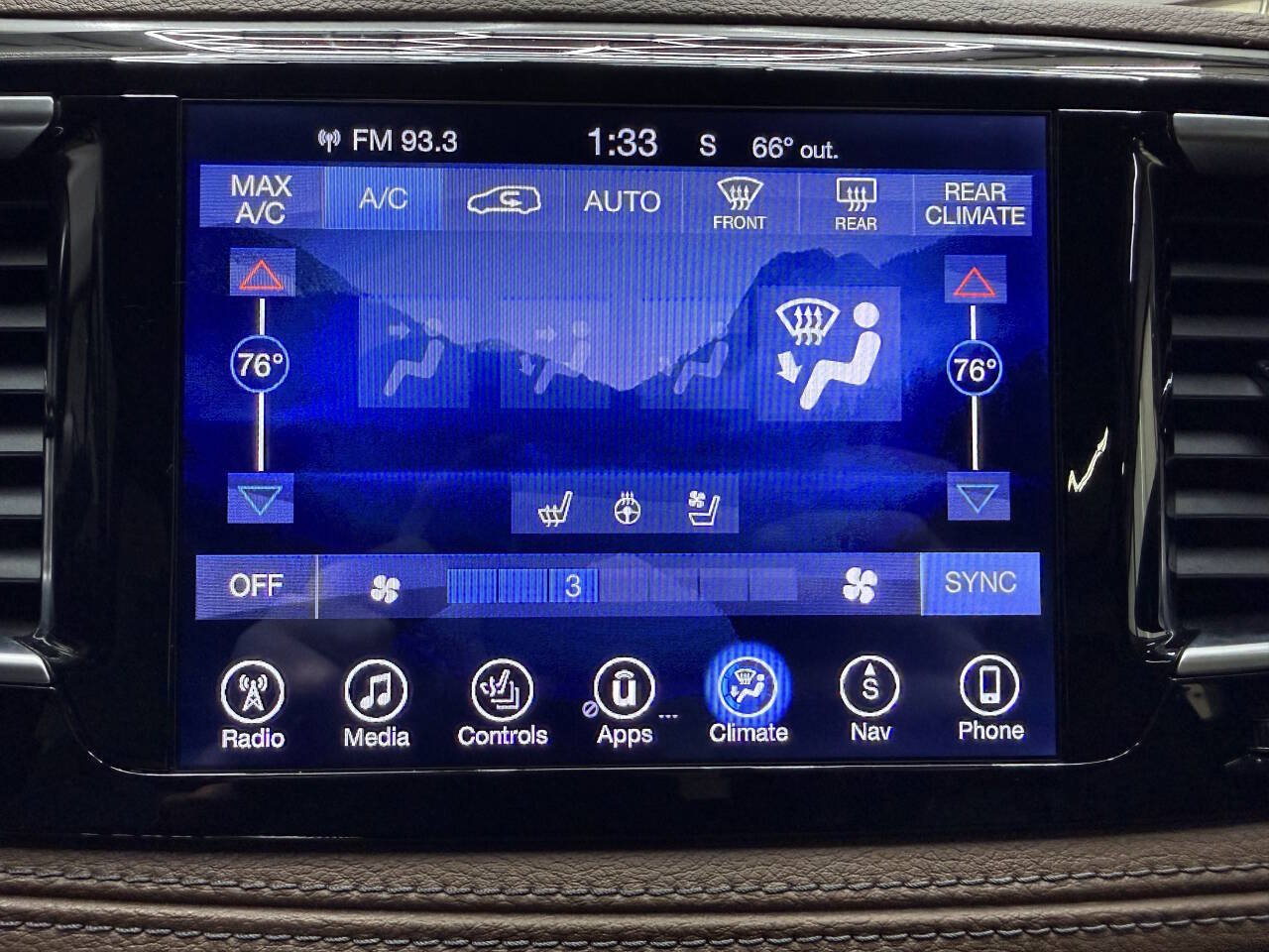 Used 2017 Chrysler Pacifica Limited w/ UConnect Theater Package FWD image 26