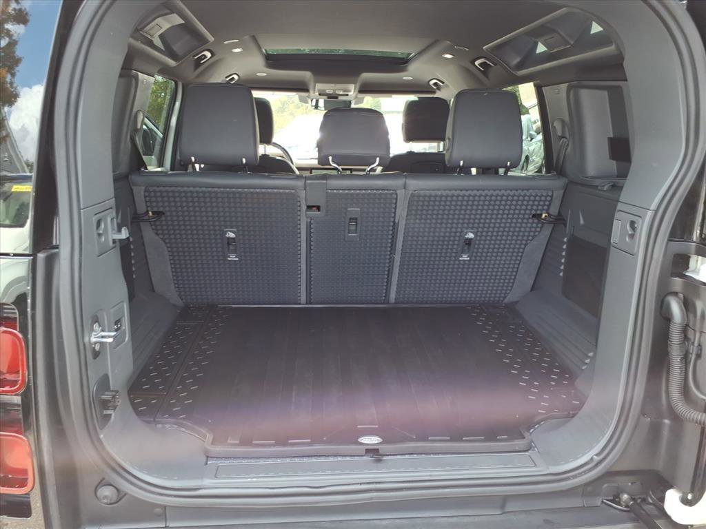 Used 2022 Land Rover Defender 110 X-Dynamic SE image 12