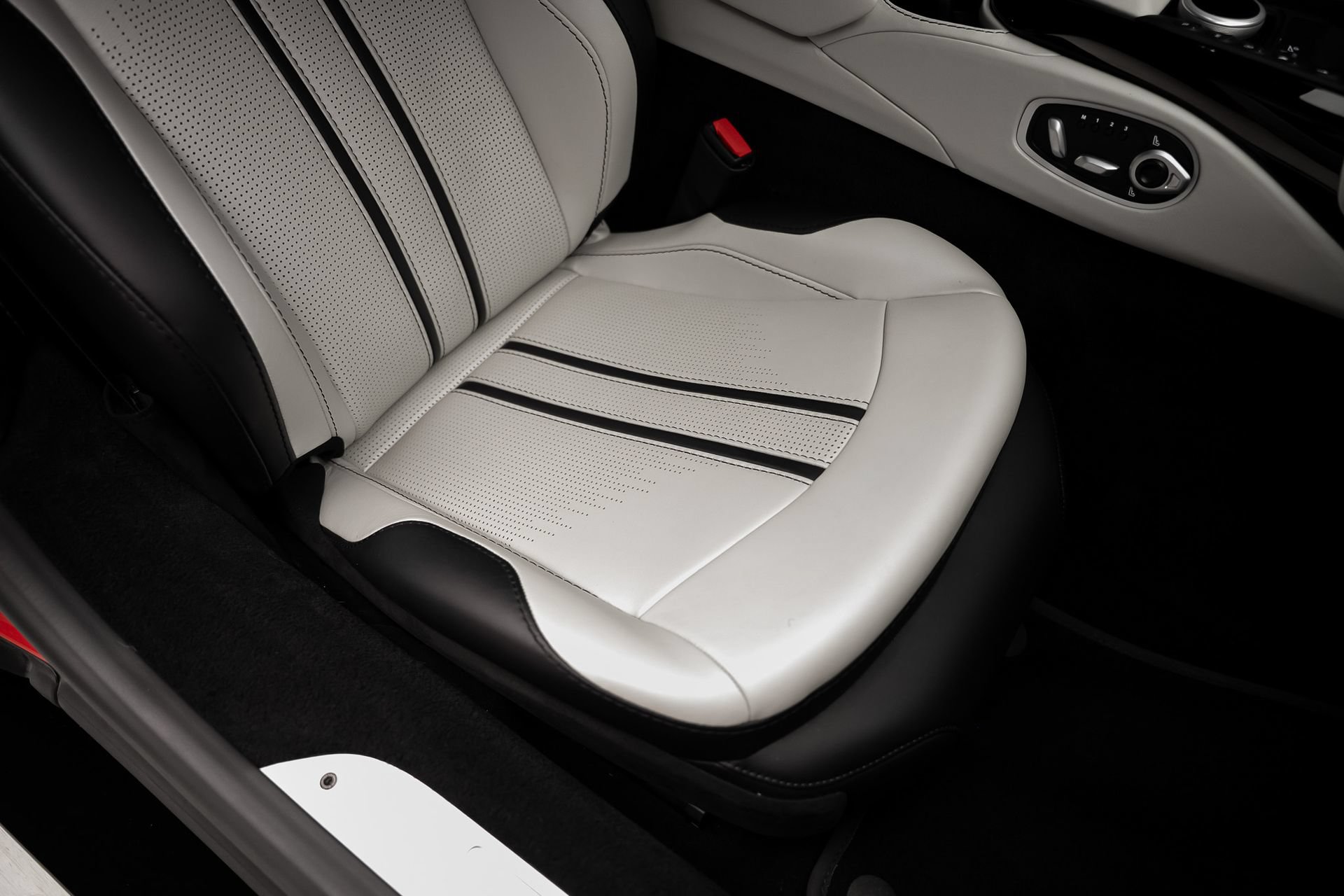 Used 2023 Aston Martin V8 Vantage Coupe RWD image 61