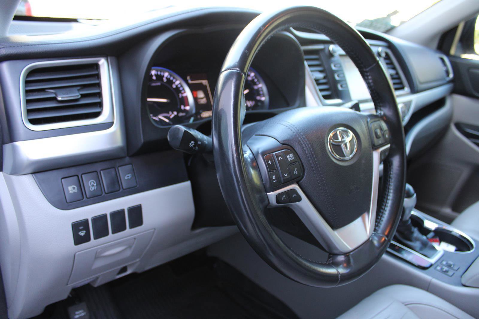 Used 2017 Toyota Highlander XLE image 14