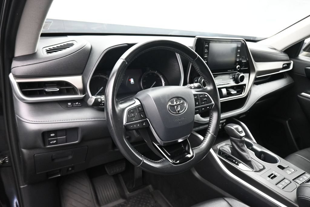 Used 2020 Toyota Highlander XLE AWD/4WD image 13