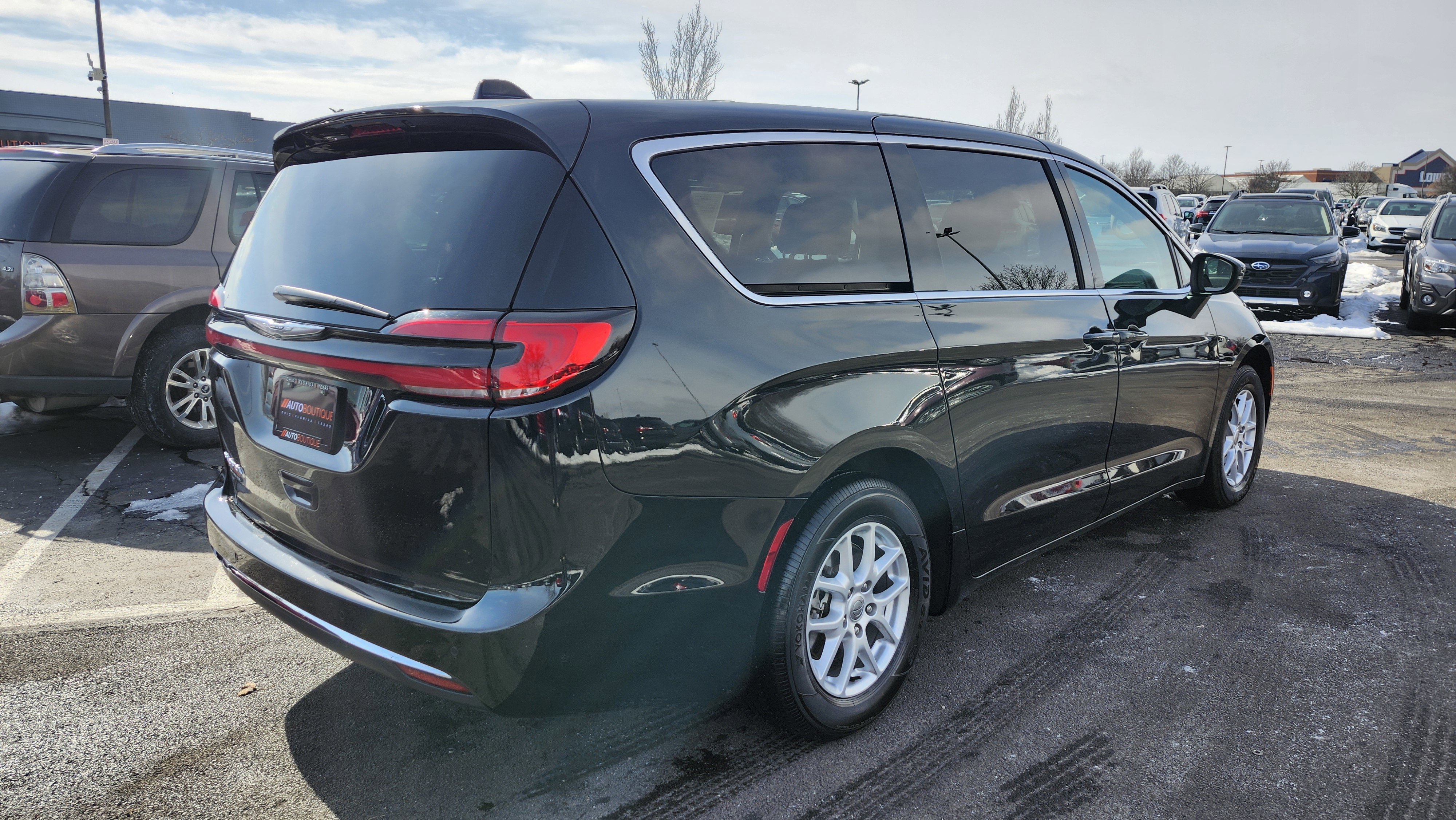 Used 2023 Chrysler Pacifica Touring-L image 17