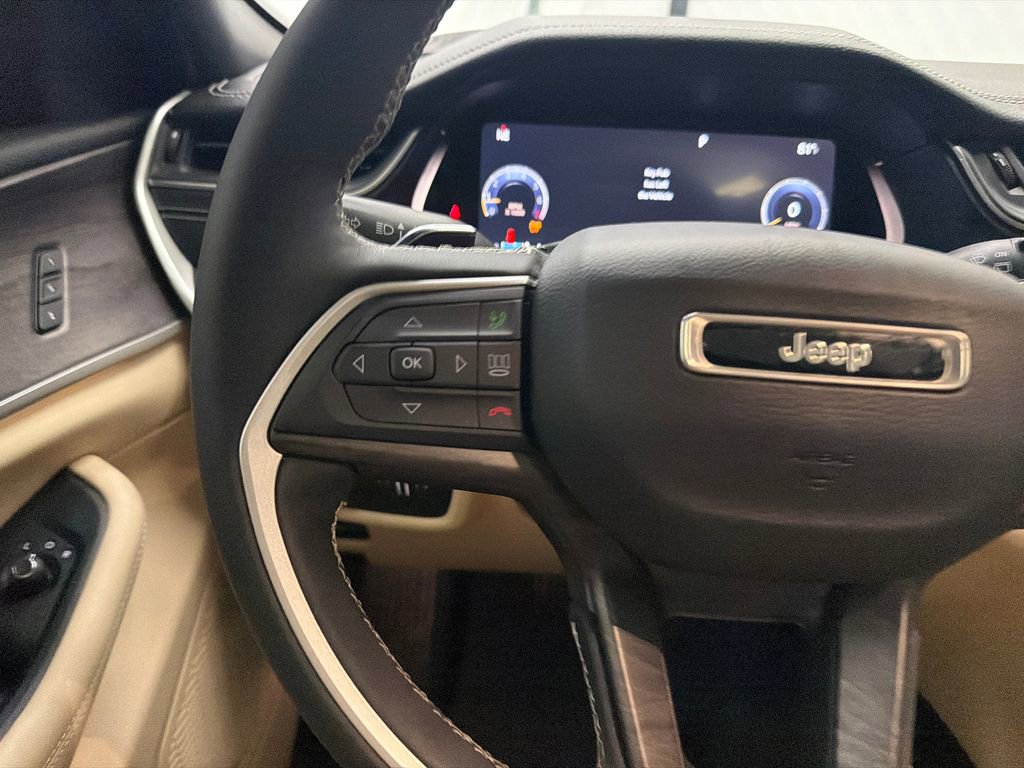 Used 2023 Jeep Grand Cherokee Limited w/ Black Appearance Package RWD image 26