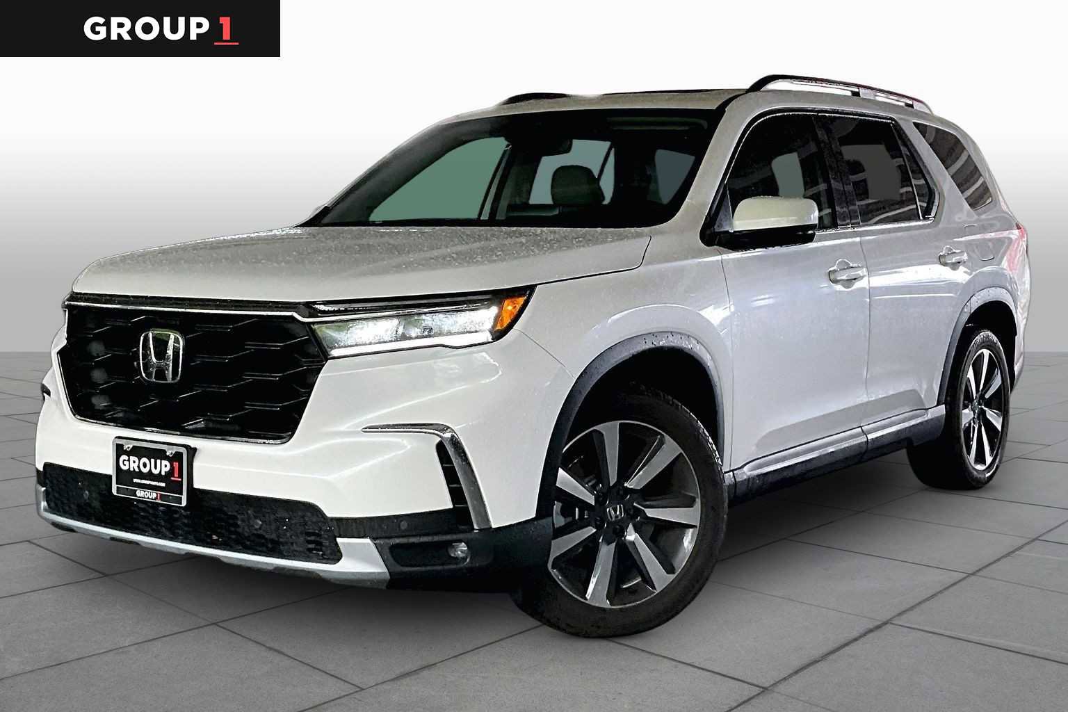 Used 2025 Honda Pilot Touring image 1