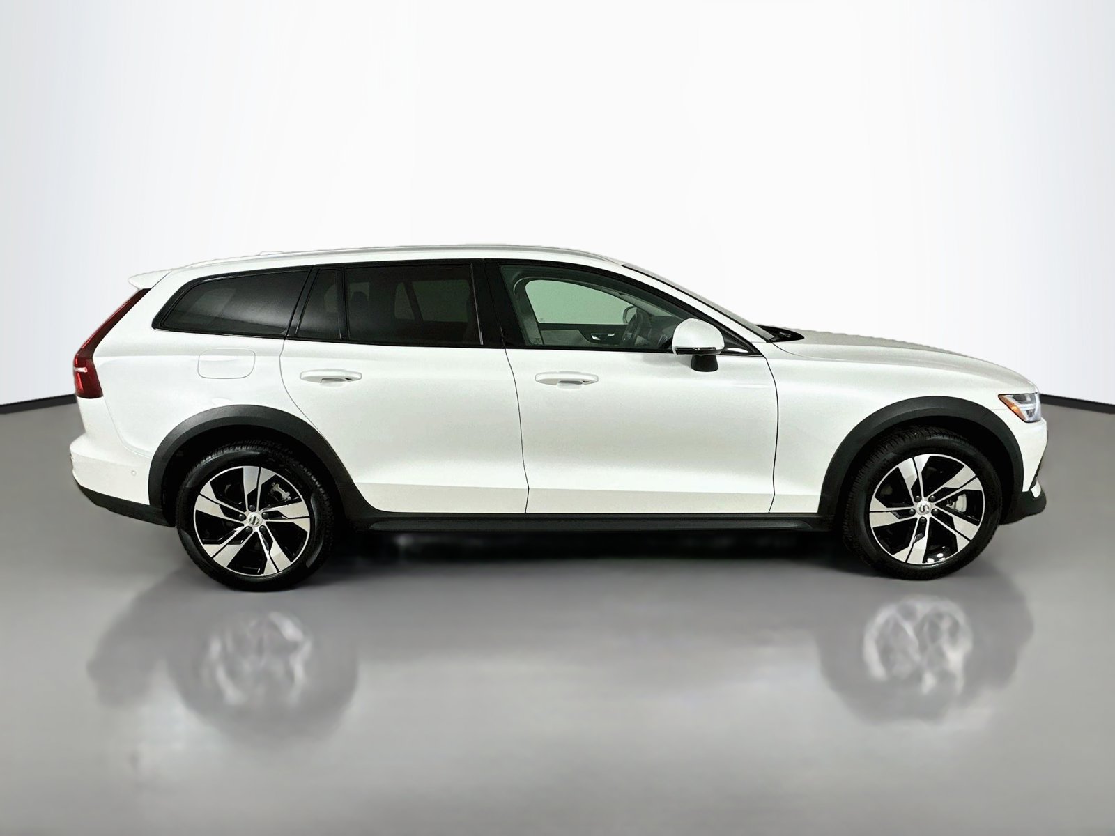 Certified 2025 Volvo V60 B5 Cross Country Plus AWD/4WD image 4