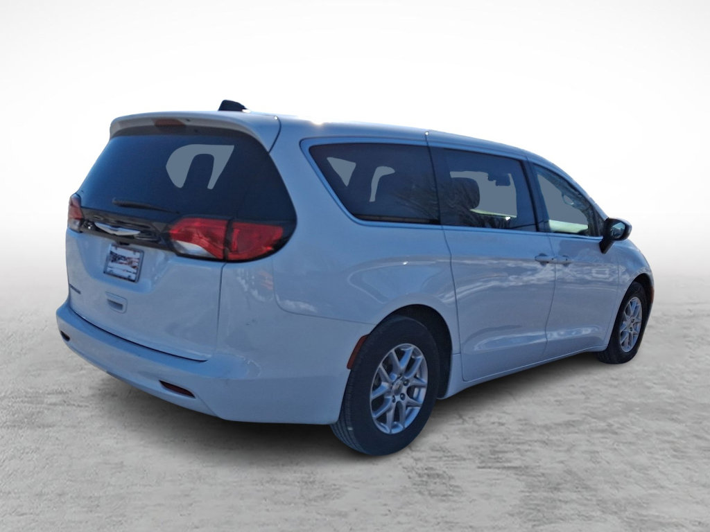 Used 2023 Chrysler Voyager LX image 5