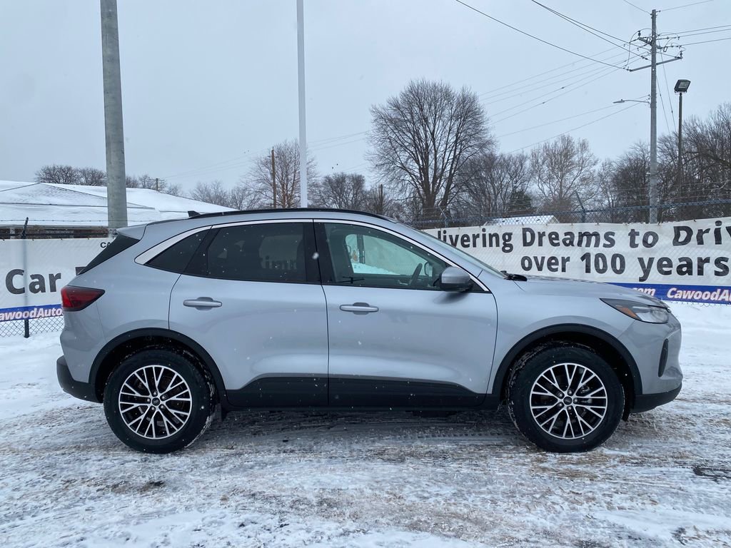 Used 2024 Ford Escape SE image 2