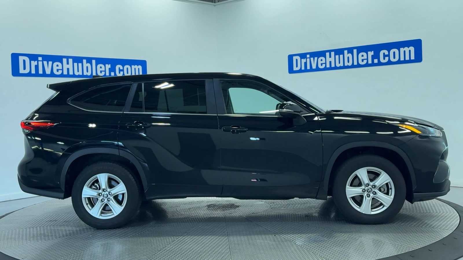 Used 2025 Toyota Highlander LE FWD image 9