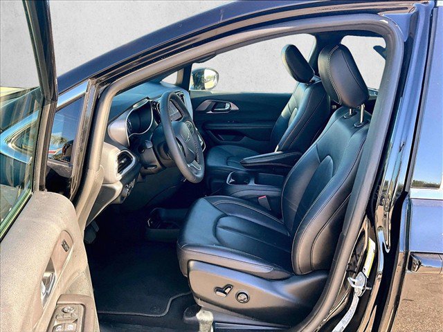 Used 2026 Chrysler Pacifica Select FWD image 24