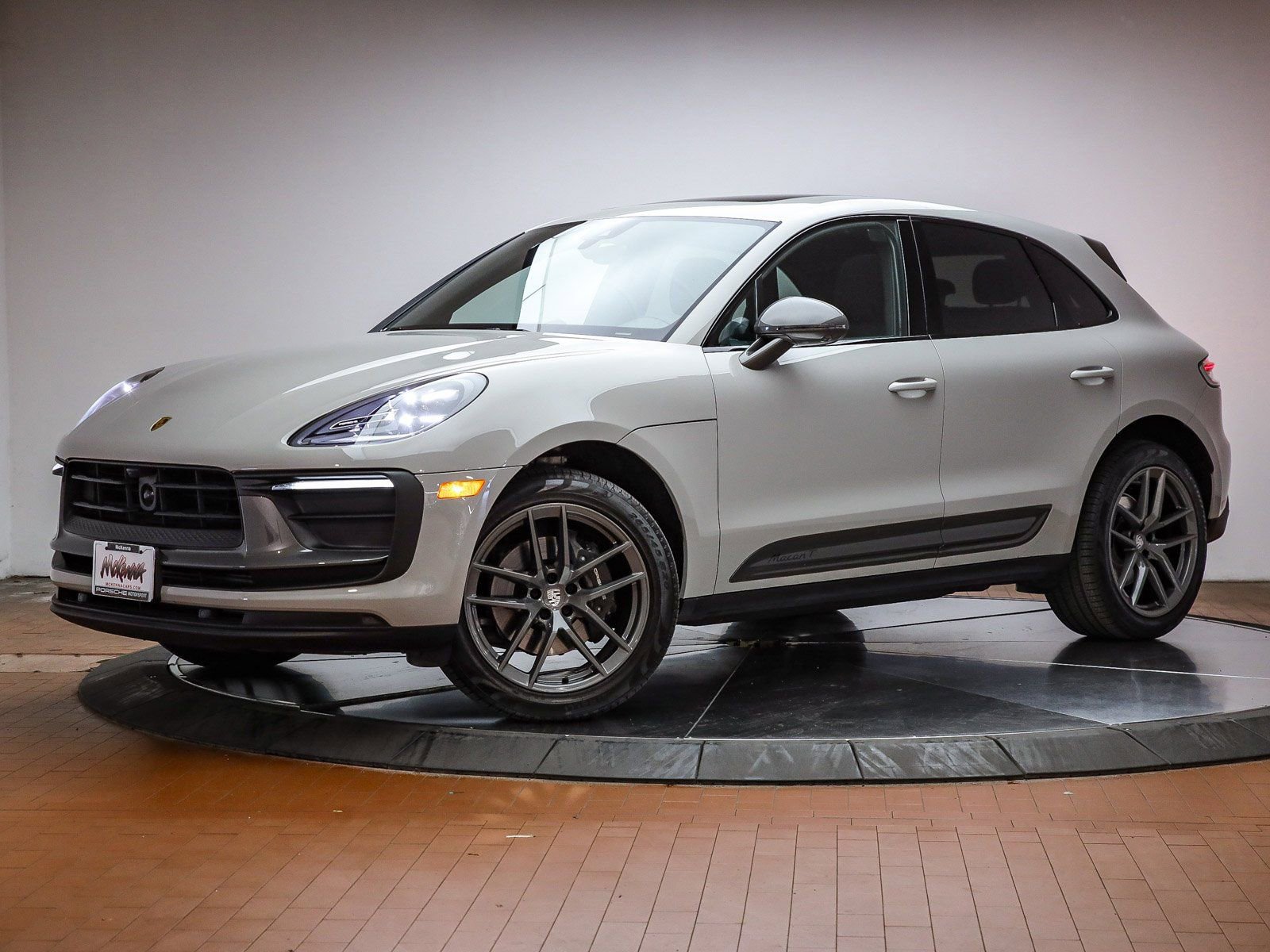 Certified 2025 Porsche Macan Turbo image 1