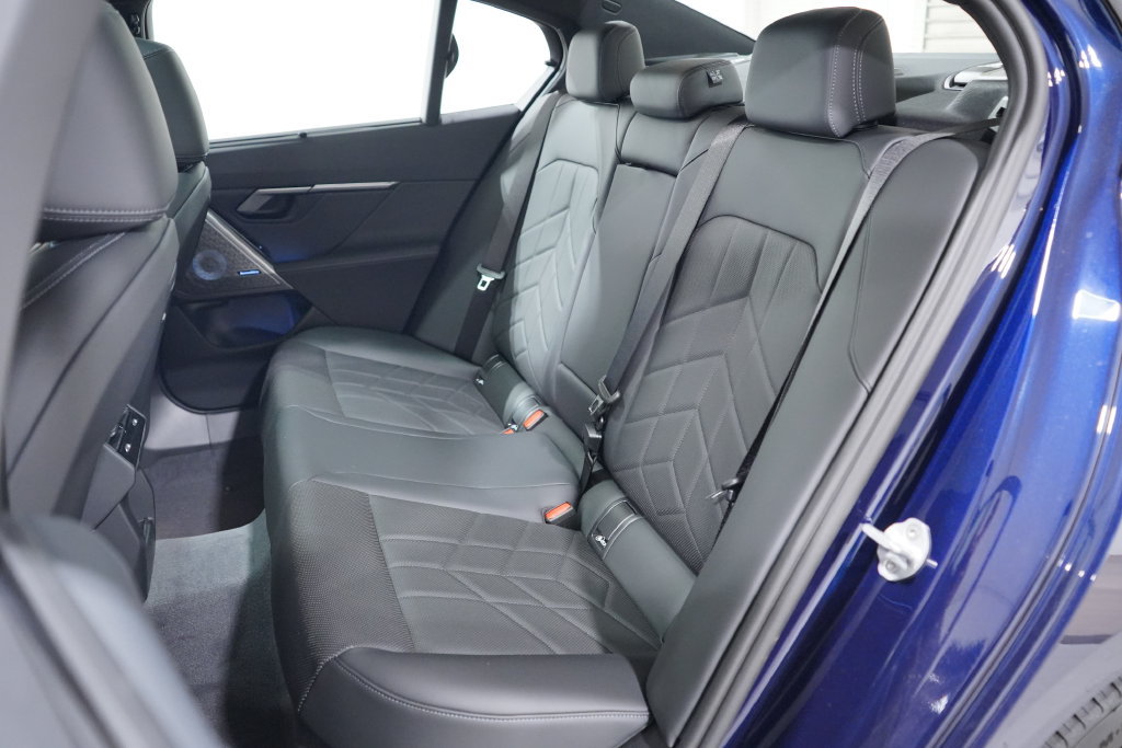 New 2026 BMW i5 M60 w/ Executive Package AWD/4WD image 8