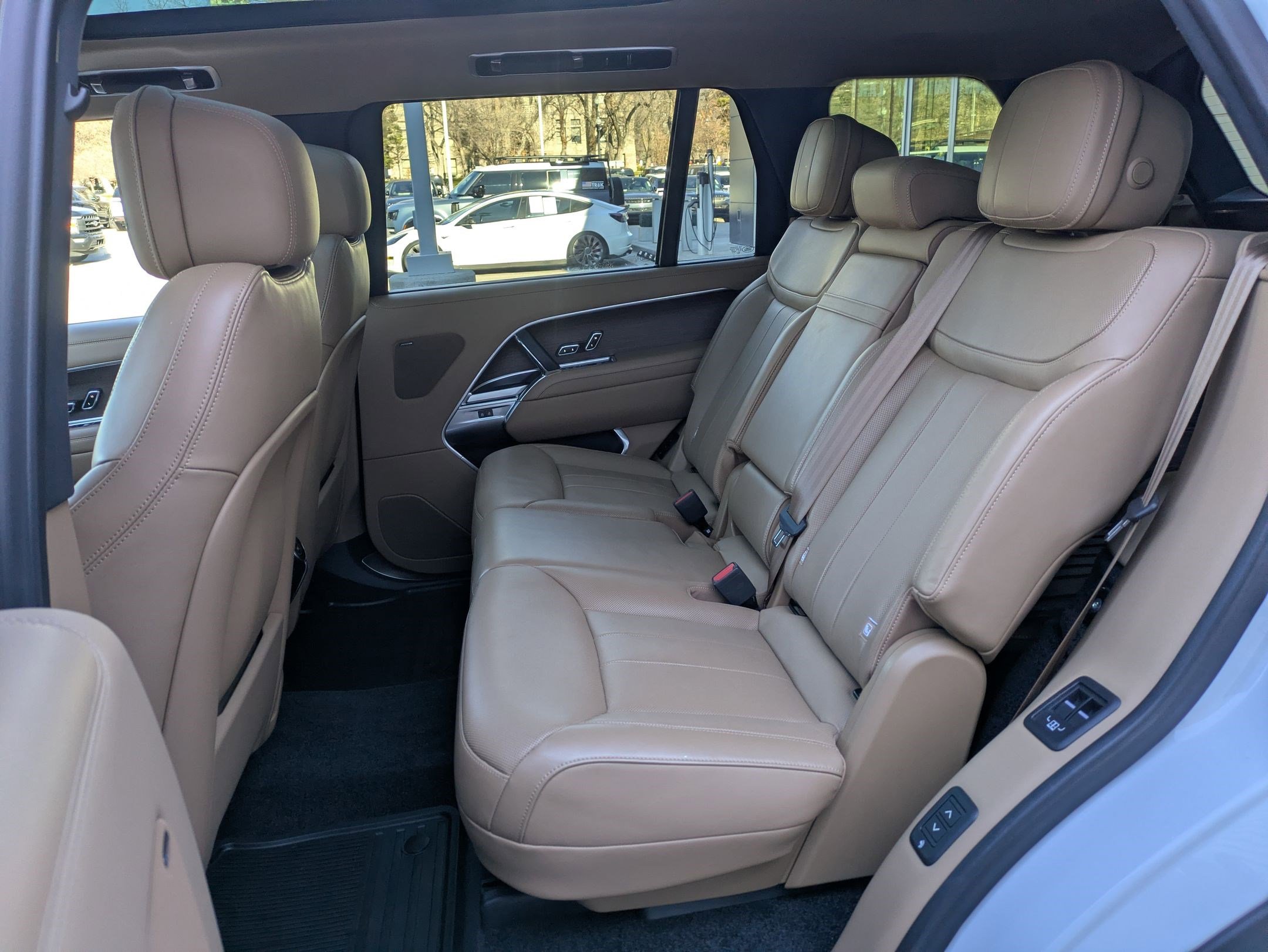 Used 2024 Land Rover Range Rover Long Wheelbase SE image 27