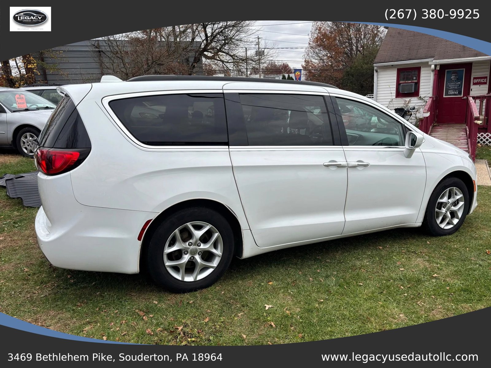 Used 2018 Chrysler Pacifica Touring Plus w/ Tire & Wheel Group FWD image 5