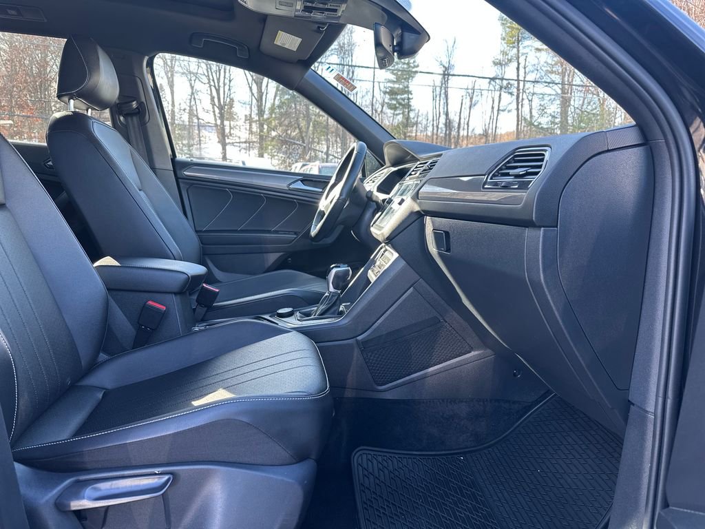 Certified 2022 Volkswagen Tiguan SE R-Line image 16