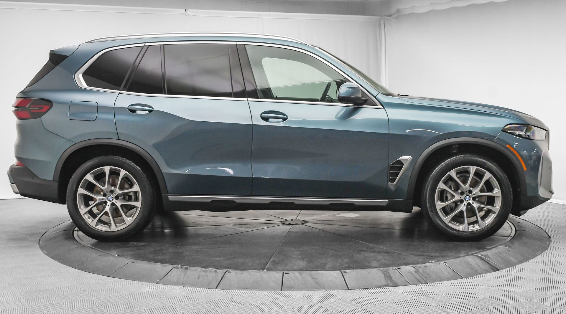 Used 2024 BMW X5 xDrive40i w/ Parking Assistance Package image 11