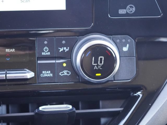 Used 2023 Toyota Highlander XLE FWD image 32
