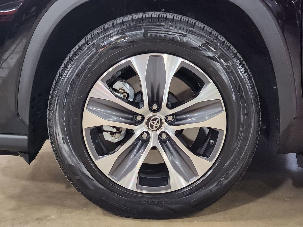 Used 2022 Toyota Highlander XLE FWD image 23