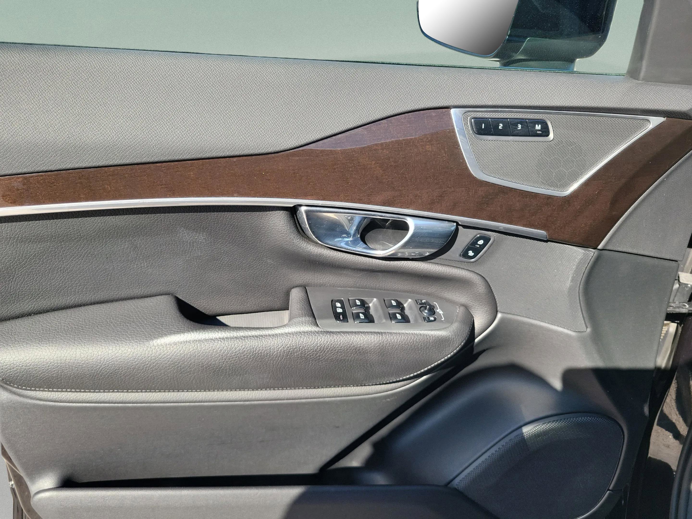 Used 2019 Volvo XC90 T6 Momentum w/ Protection Package Premier image 16