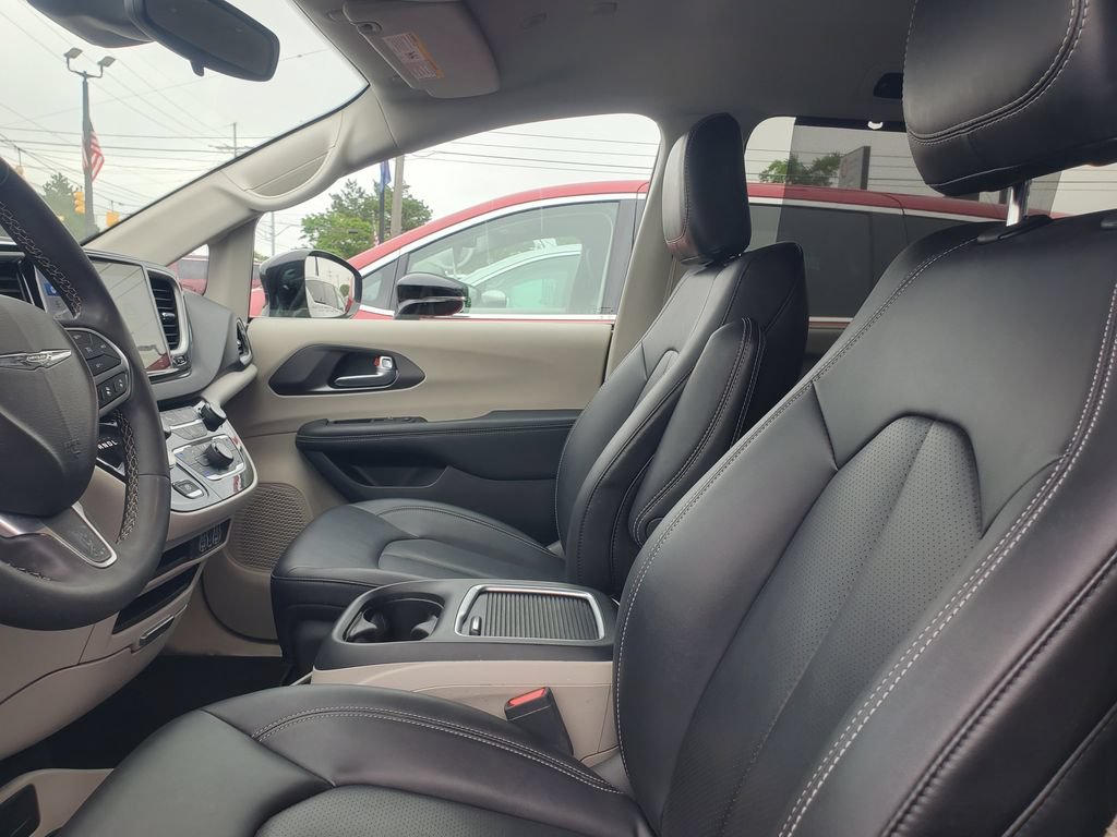 Used 2024 Chrysler Pacifica Touring-L FWD image 6