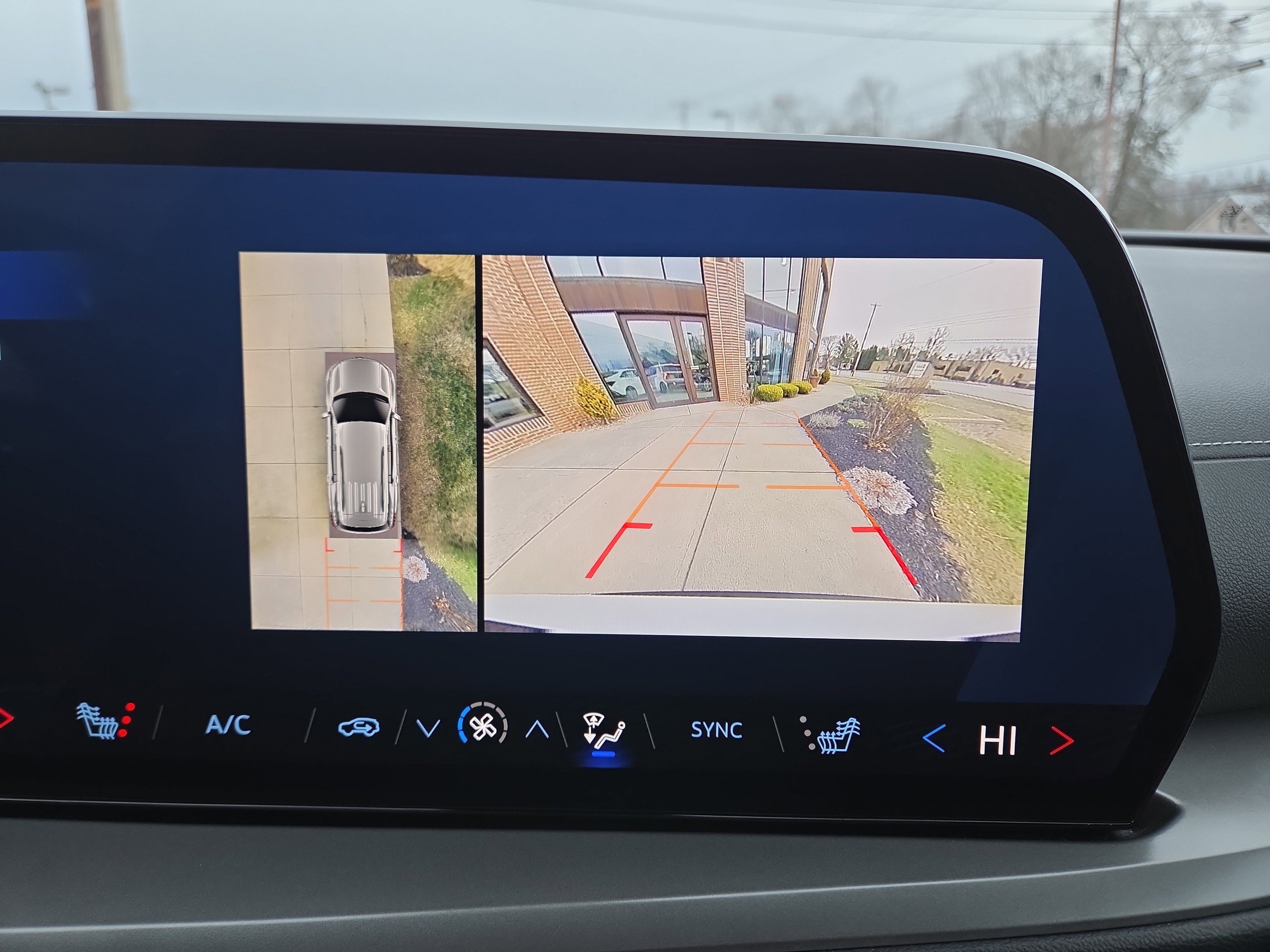 Used 2024 Chevrolet Traverse LT image 27