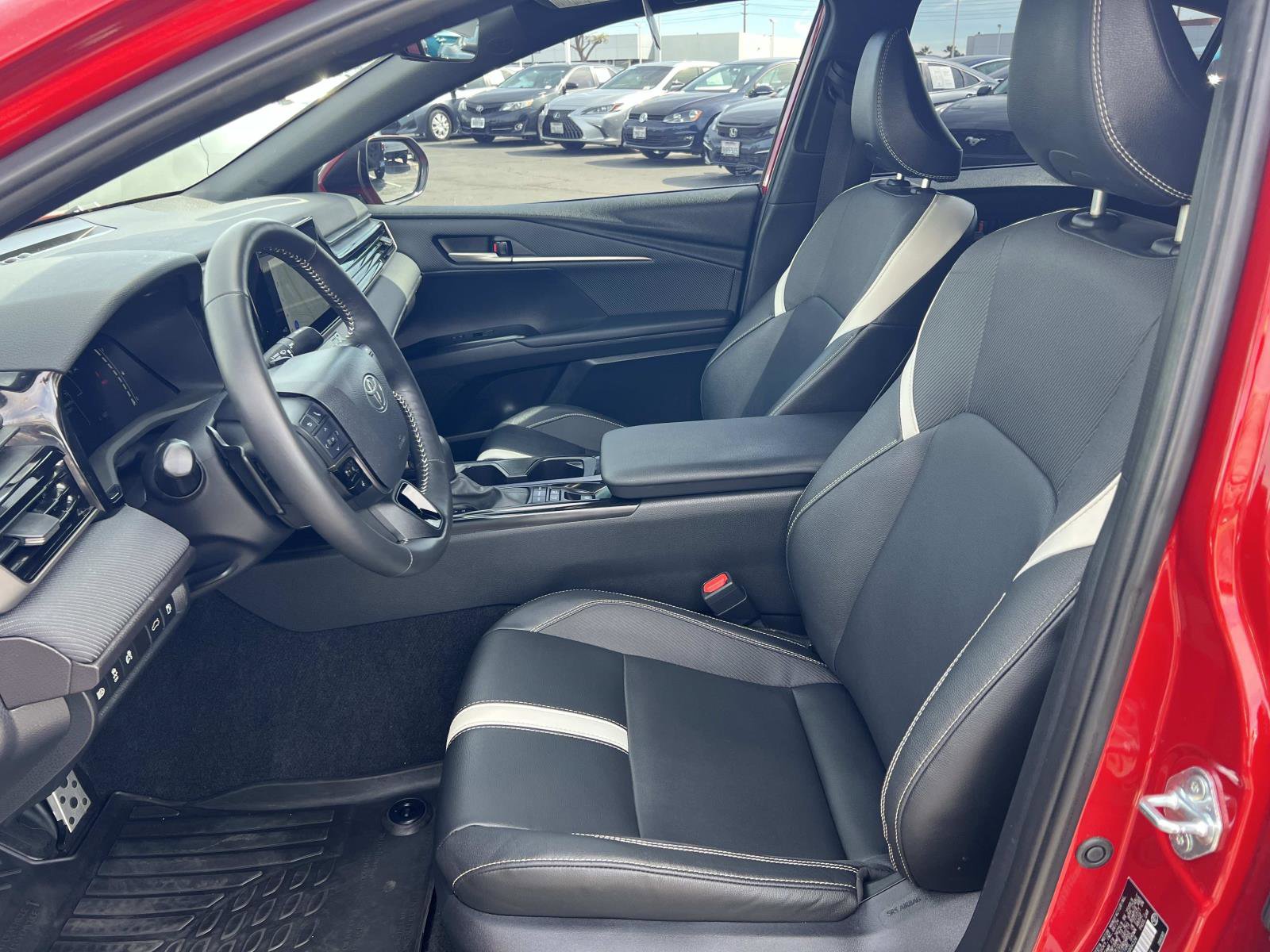 Used 2025 Toyota Camry SE w/ Convenience Package image 19