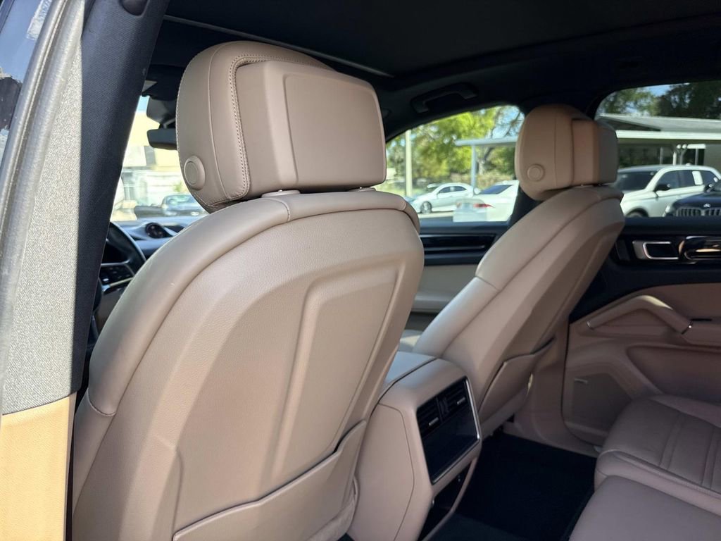 Used 2022 Porsche Cayenne Platinum Edition image 12