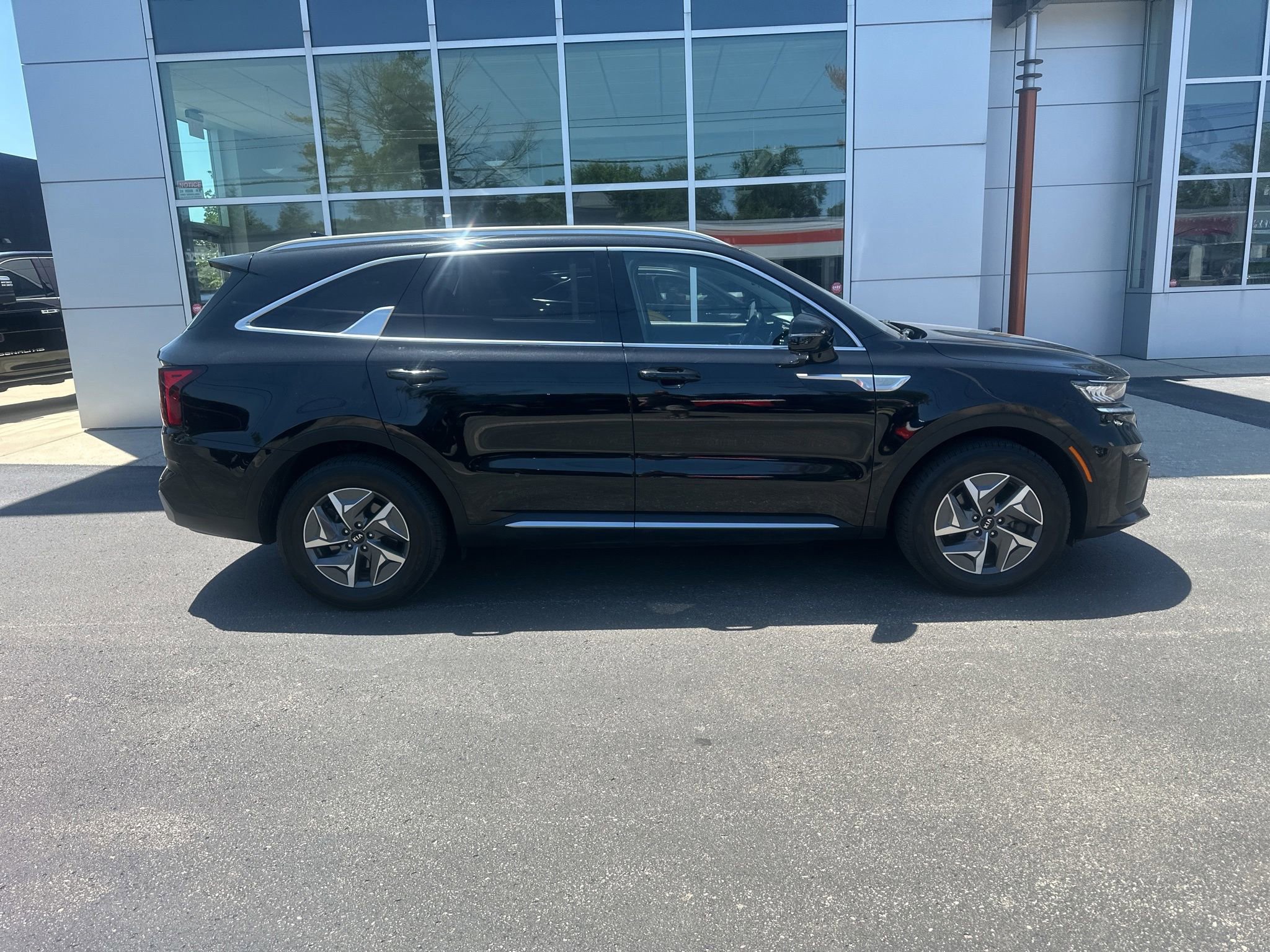 Used 2021 Kia Sorento S FWD image 2