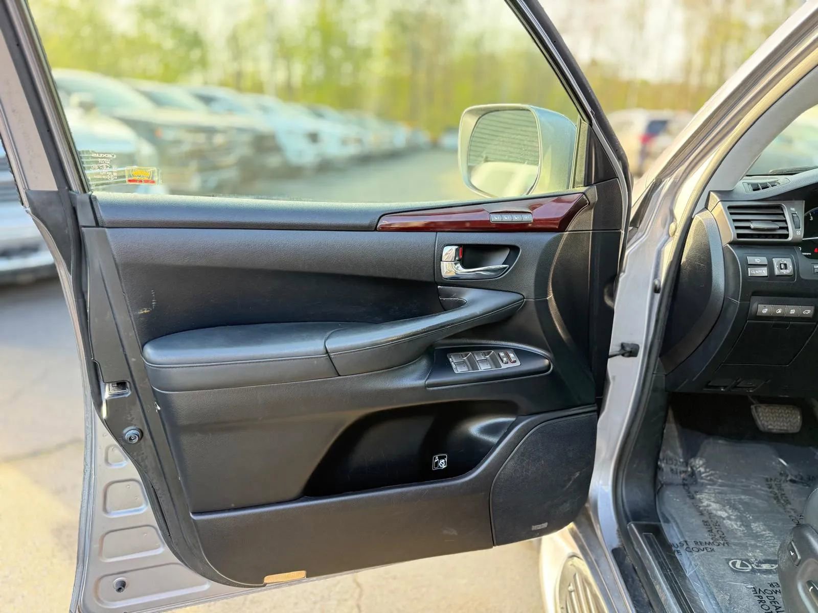 Used 2011 Lexus LX 570 4WD w/ Luxury Pkg image 32