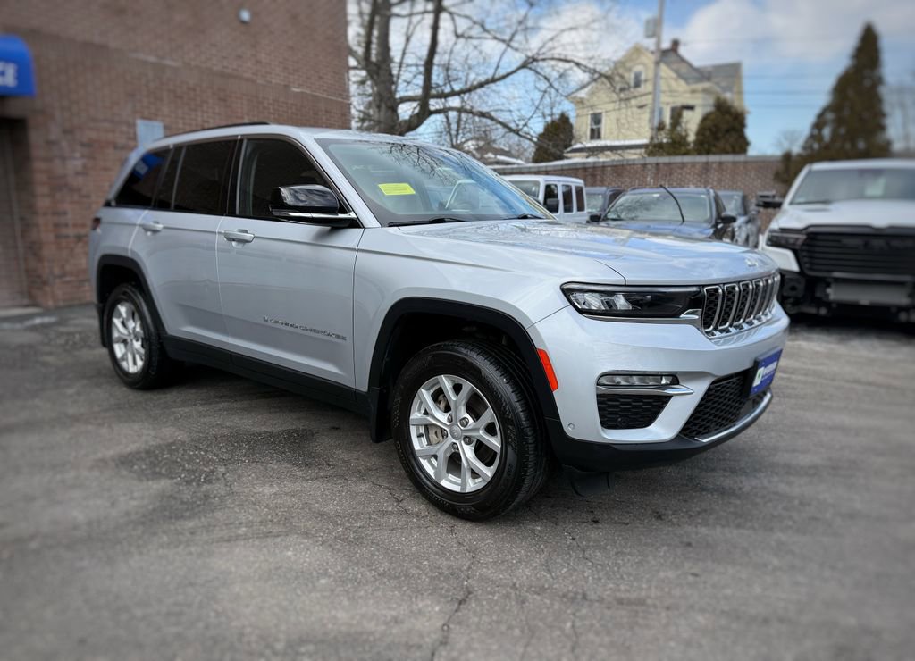 Used 2023 Jeep Grand Cherokee Limited w/ Luxury Tech Group II image 3