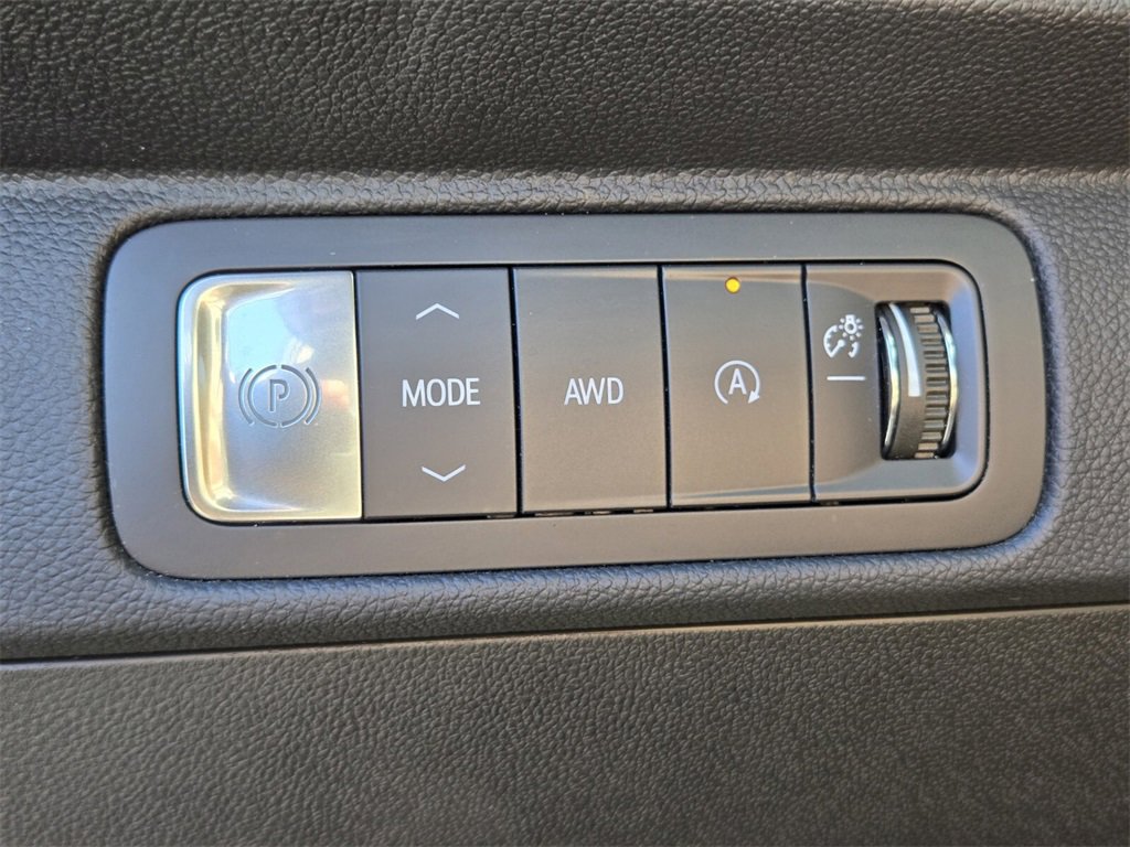 Used 2025 Chevrolet Traverse LT image 32