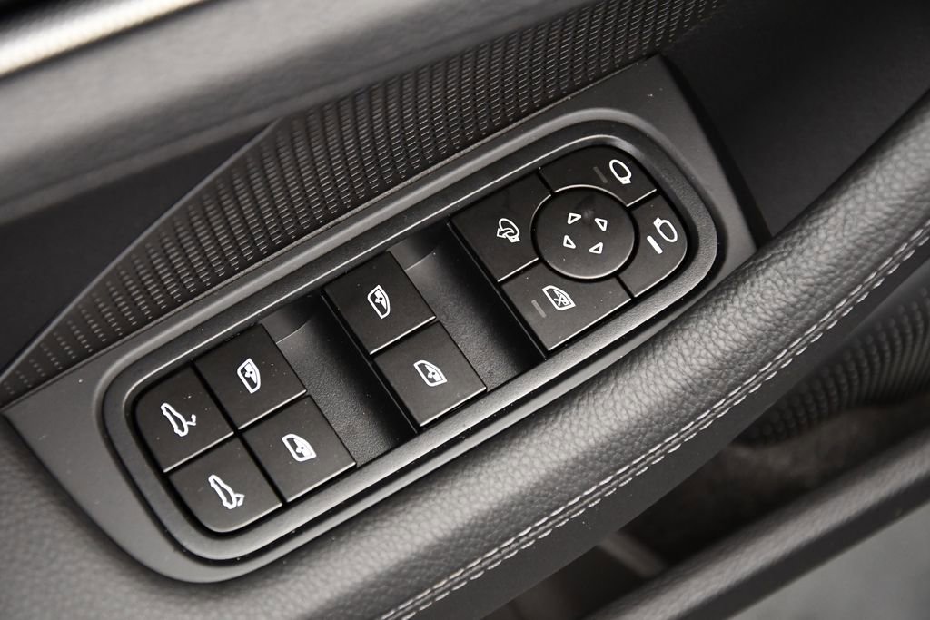 Used 2025 Porsche Panamera image 37