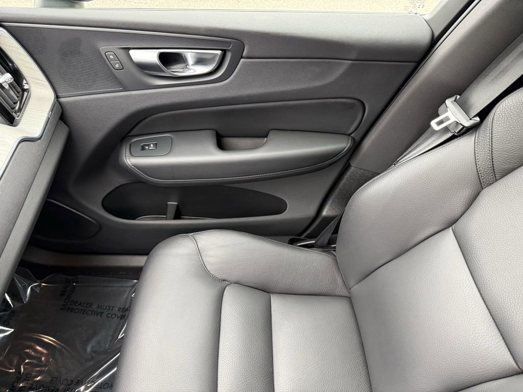 Certified 2025 Volvo XC60 B5 Plus image 30