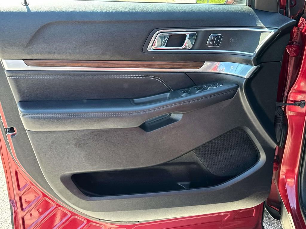 Used 2018 Ford Explorer Limited w/ Equipment Group 301A AWD/4WD image 17