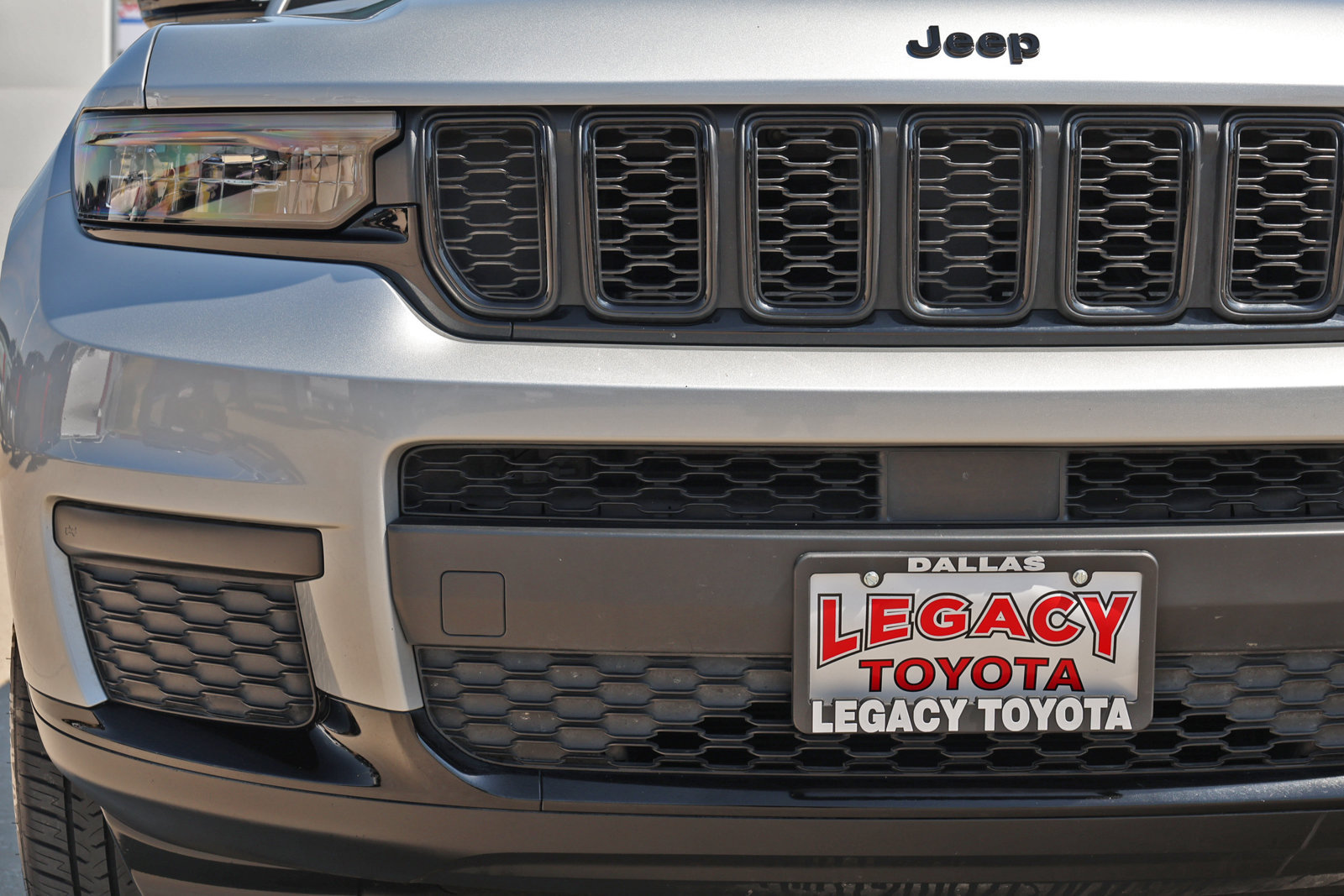 Used 2023 Jeep Grand Cherokee L Laredo RWD image 11
