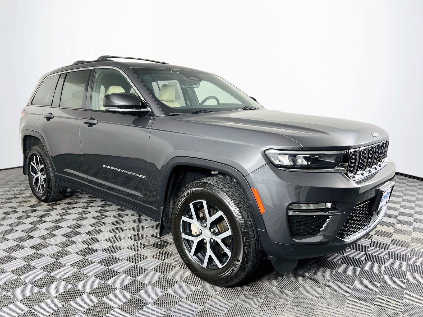 Used 2025 Jeep Grand Cherokee Limited AWD/4WD image 8