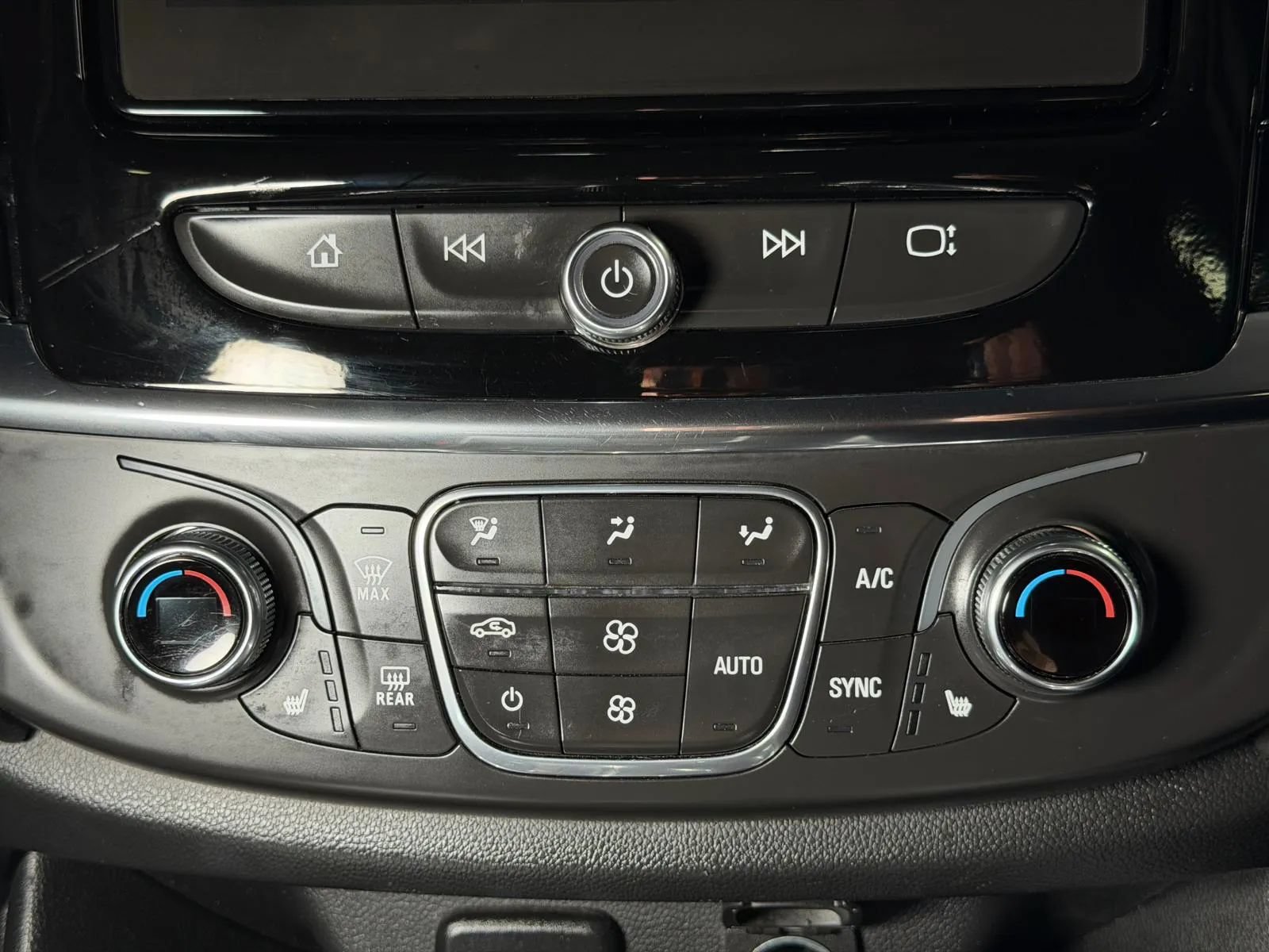 Used 2020 Chevrolet Traverse LT w/ LPO, Cargo Package FWD image 39