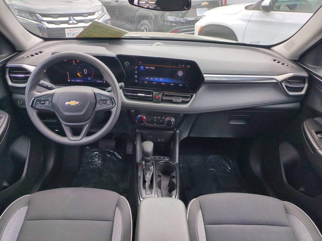 Used 2025 Chevrolet TrailBlazer LT AWD/4WD image 23