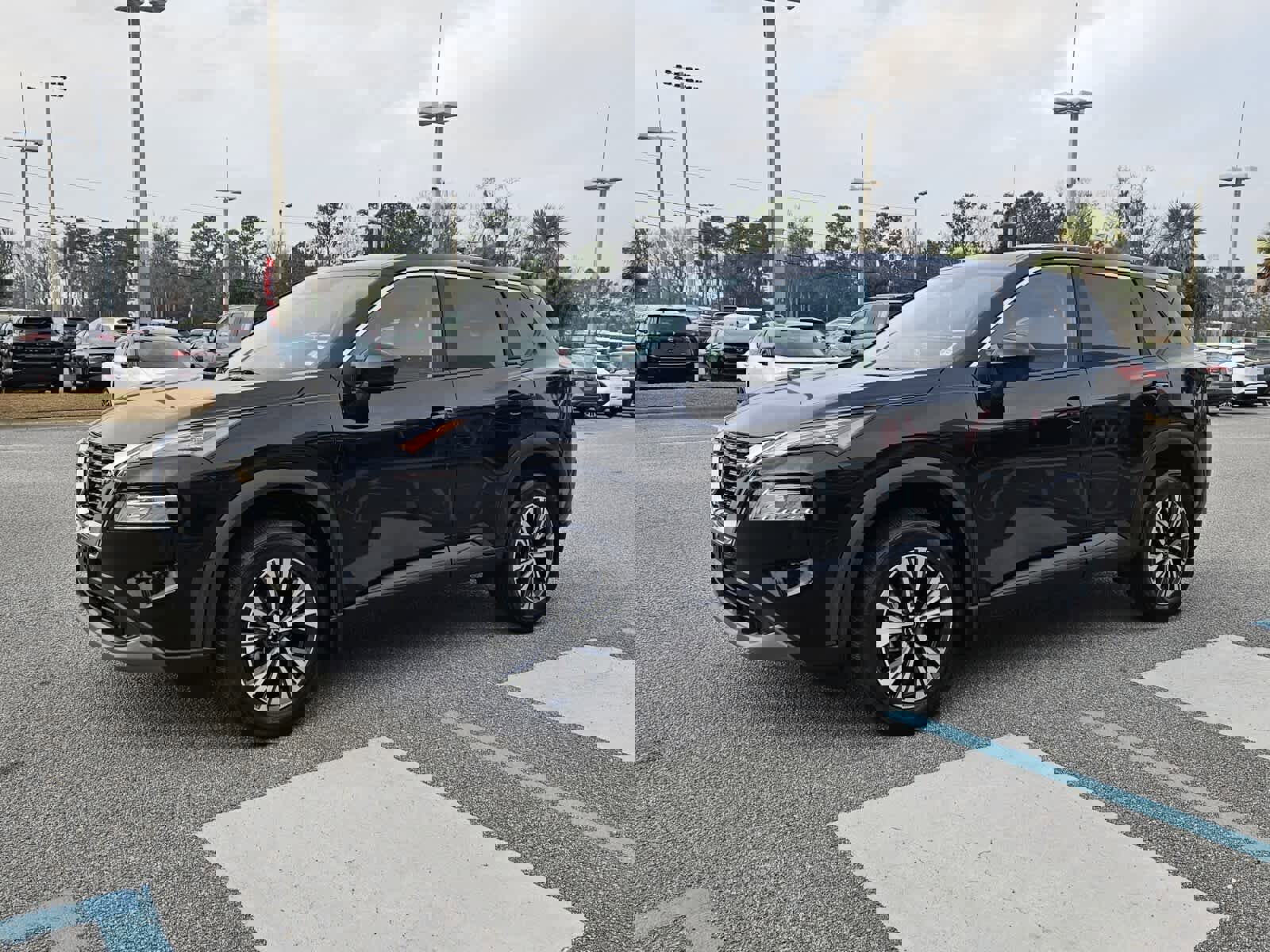 Used 2023 Nissan Rogue SV image 2
