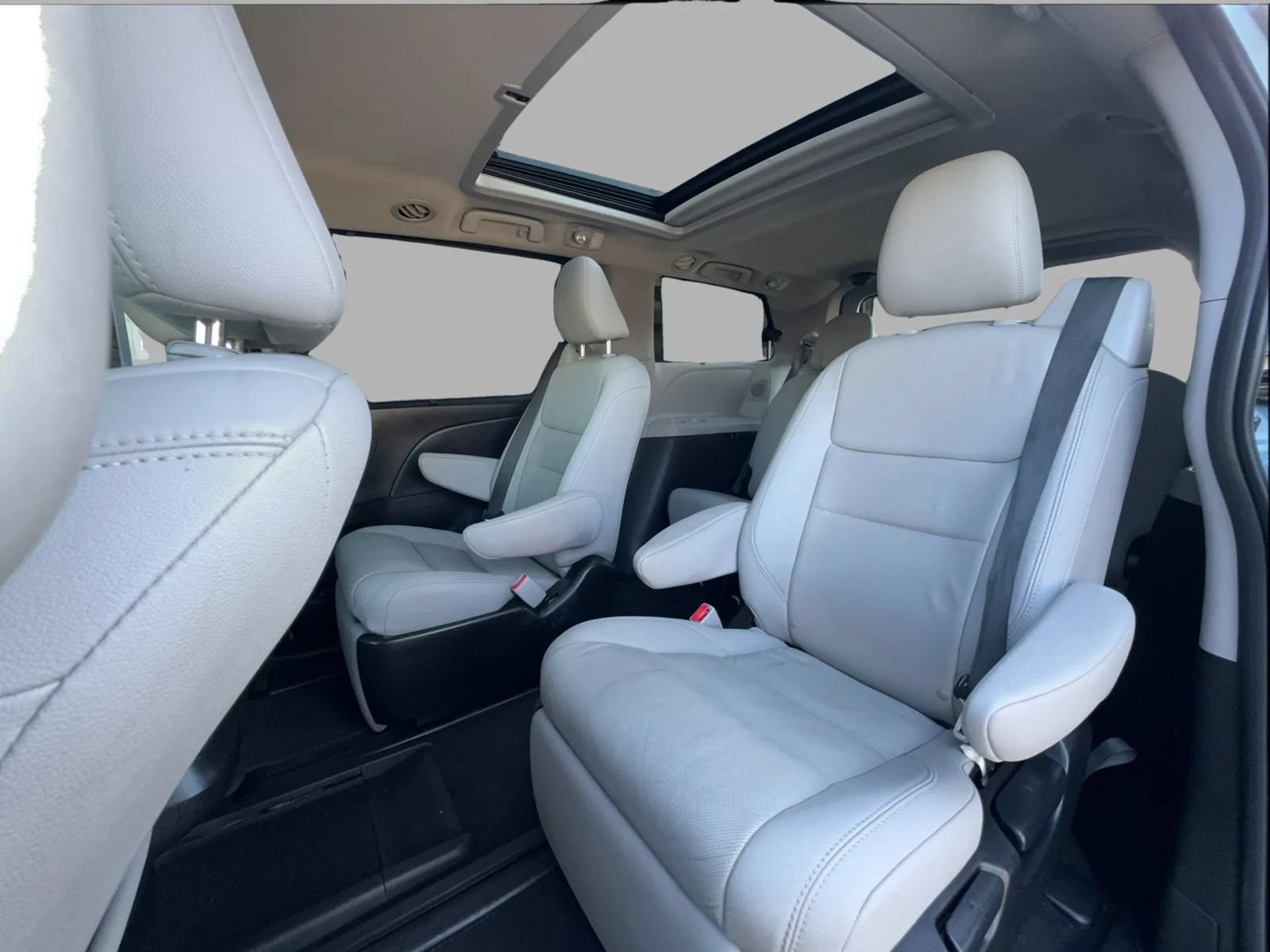 Used 2015 Toyota Sienna Limited FWD image 30