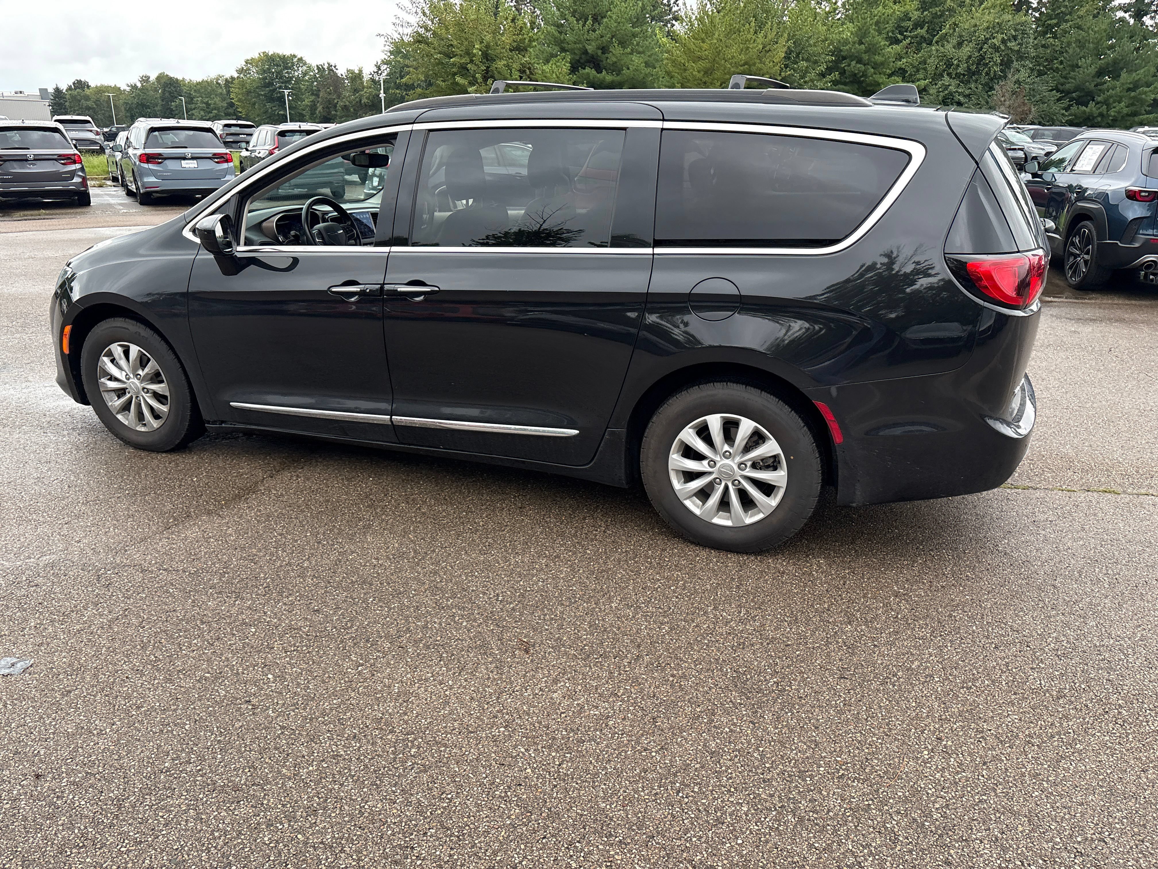 Used 2017 Chrysler Pacifica Touring-L FWD image 12
