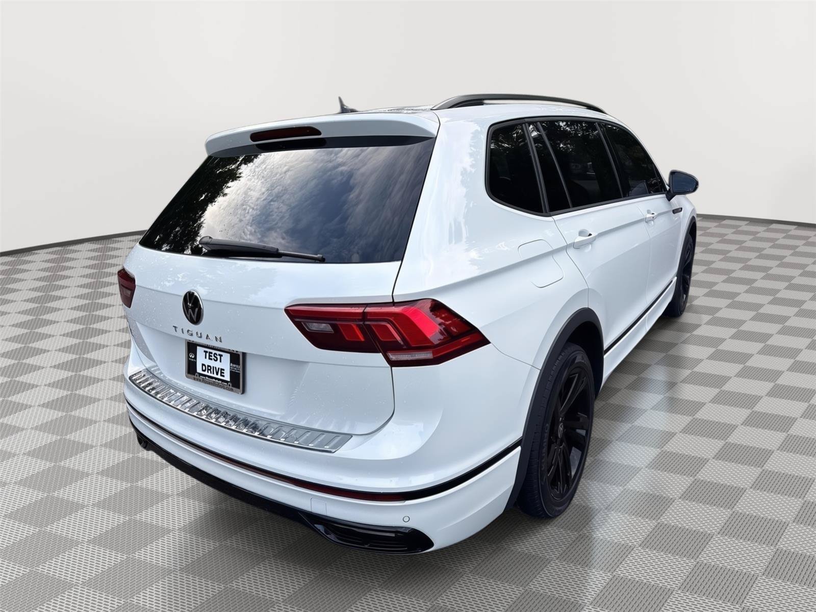 Used 2023 Volkswagen Tiguan SE R-Line FWD image 6