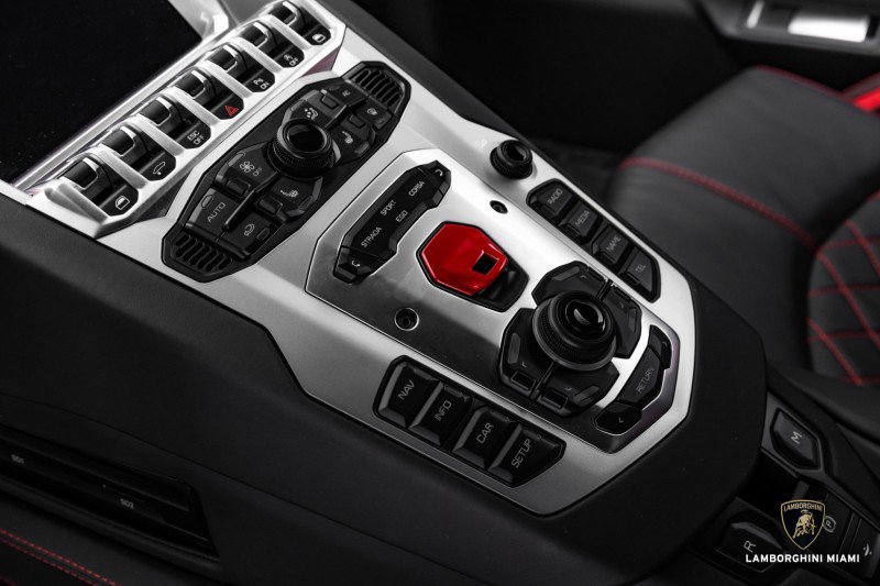 Used 2018 Lamborghini Aventador S image 55