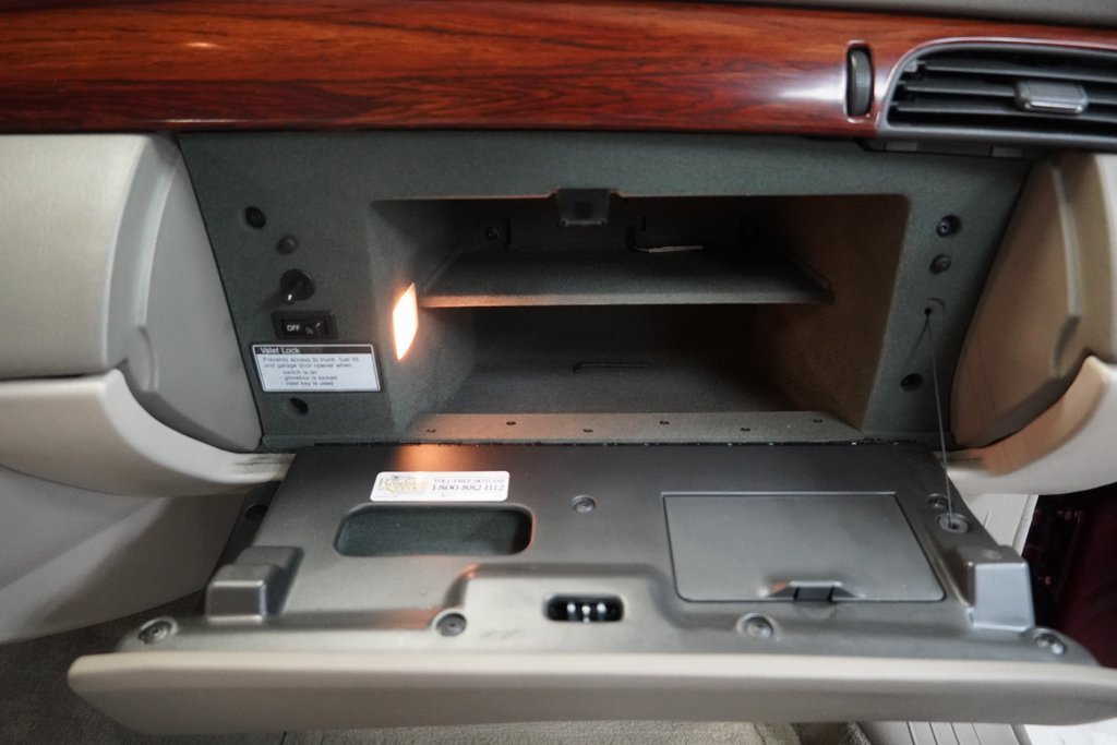 Used 2000 Cadillac De Ville w/ Comfort/Convenience Pkg image 36