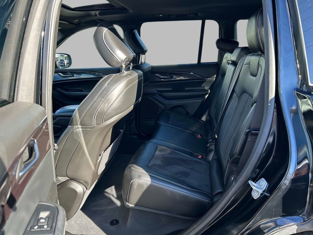 Used 2023 Jeep Grand Cherokee Altitude image 13