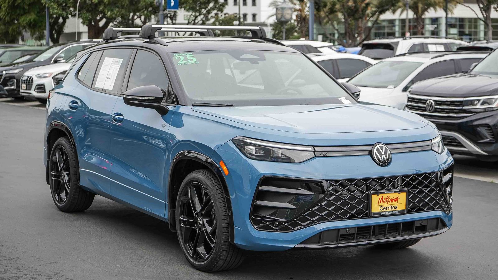 Used 2025 Volkswagen Tiguan SE R-Line image 3