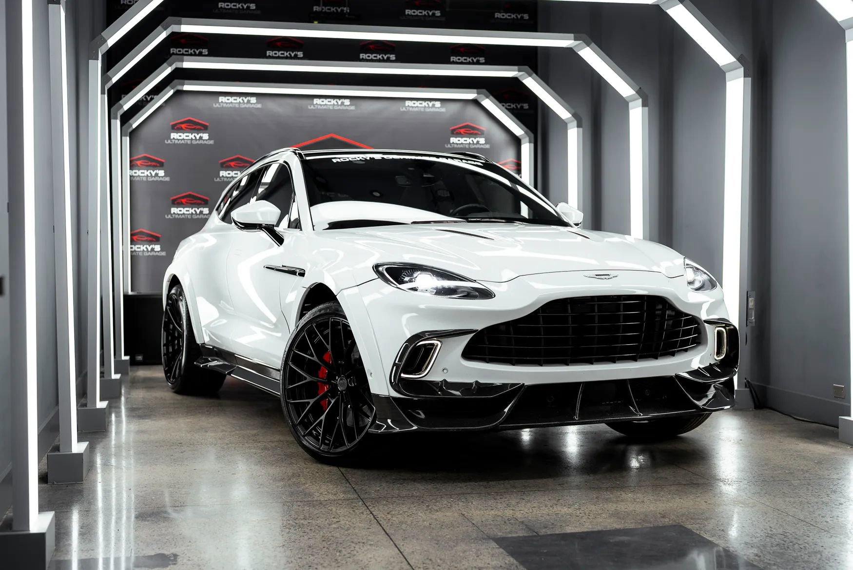 Used 2021 Aston Martin DBX AWD/4WD image 1