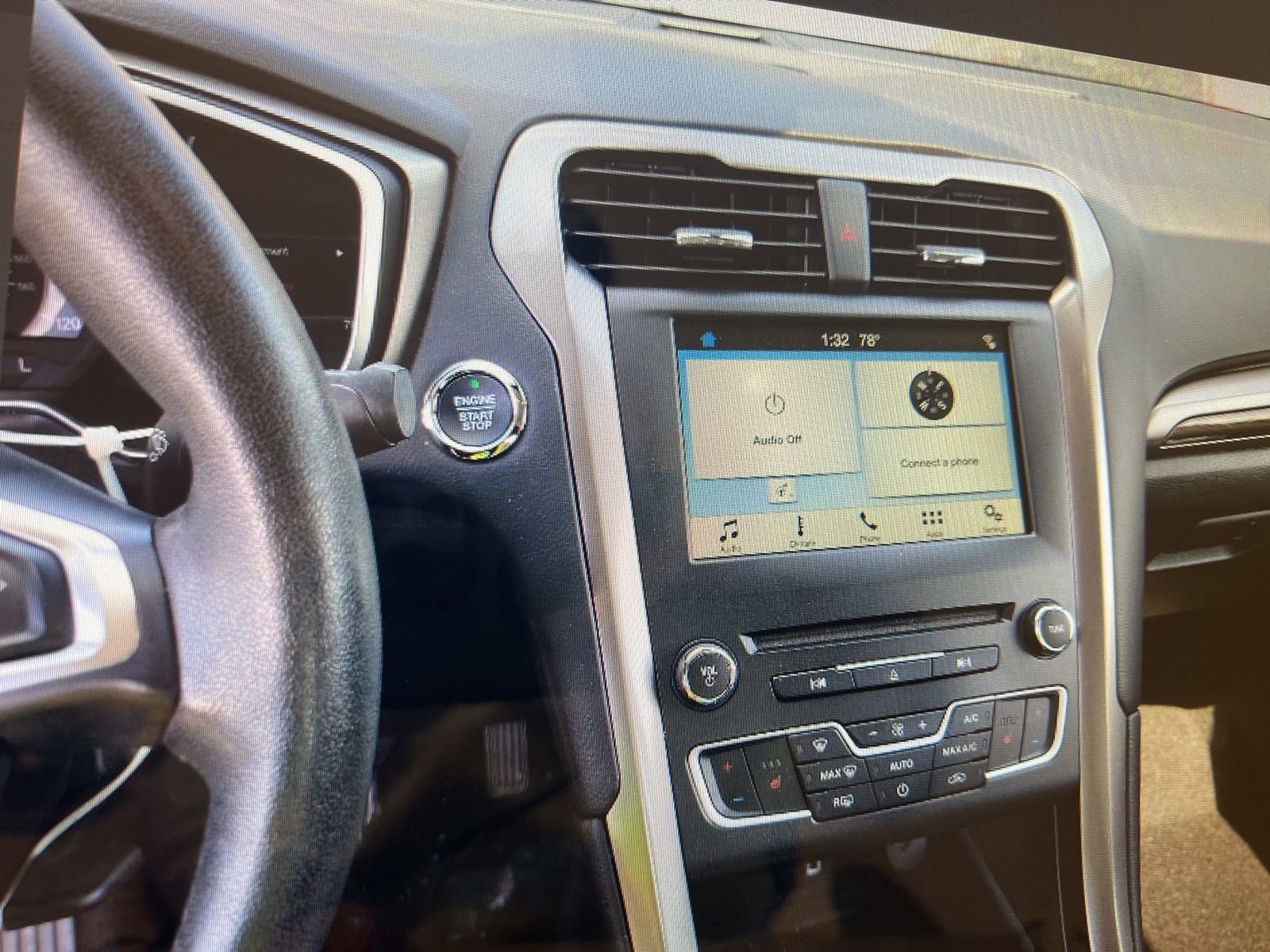 Used 2018 Ford Fusion SE w/ Equipment Group 602A FWD image 9